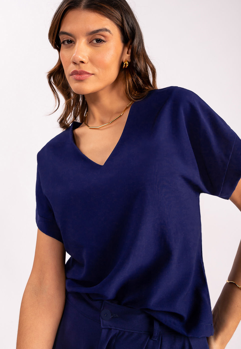 242011295B_BLUSA-DECOTE-V-ALFAIATARIA-EM-VISCOSE-AZUL-MARINHO_1