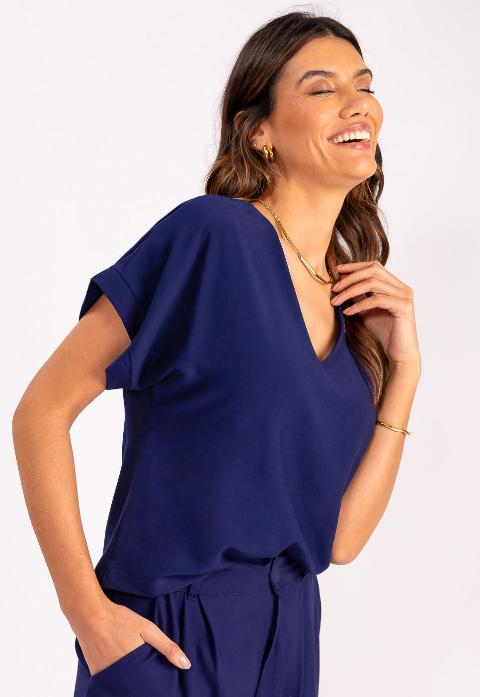 242011295B_BLUSA-DECOTE-V-ALFAIATARIA-EM-VISCOSE-AZUL-MARINHO_2