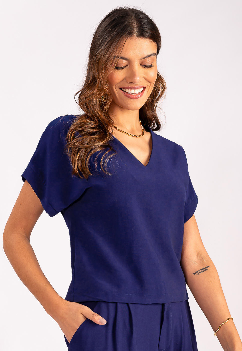 242011295B_BLUSA-DECOTE-V-ALFAIATARIA-EM-VISCOSE-AZUL-MARINHO_6