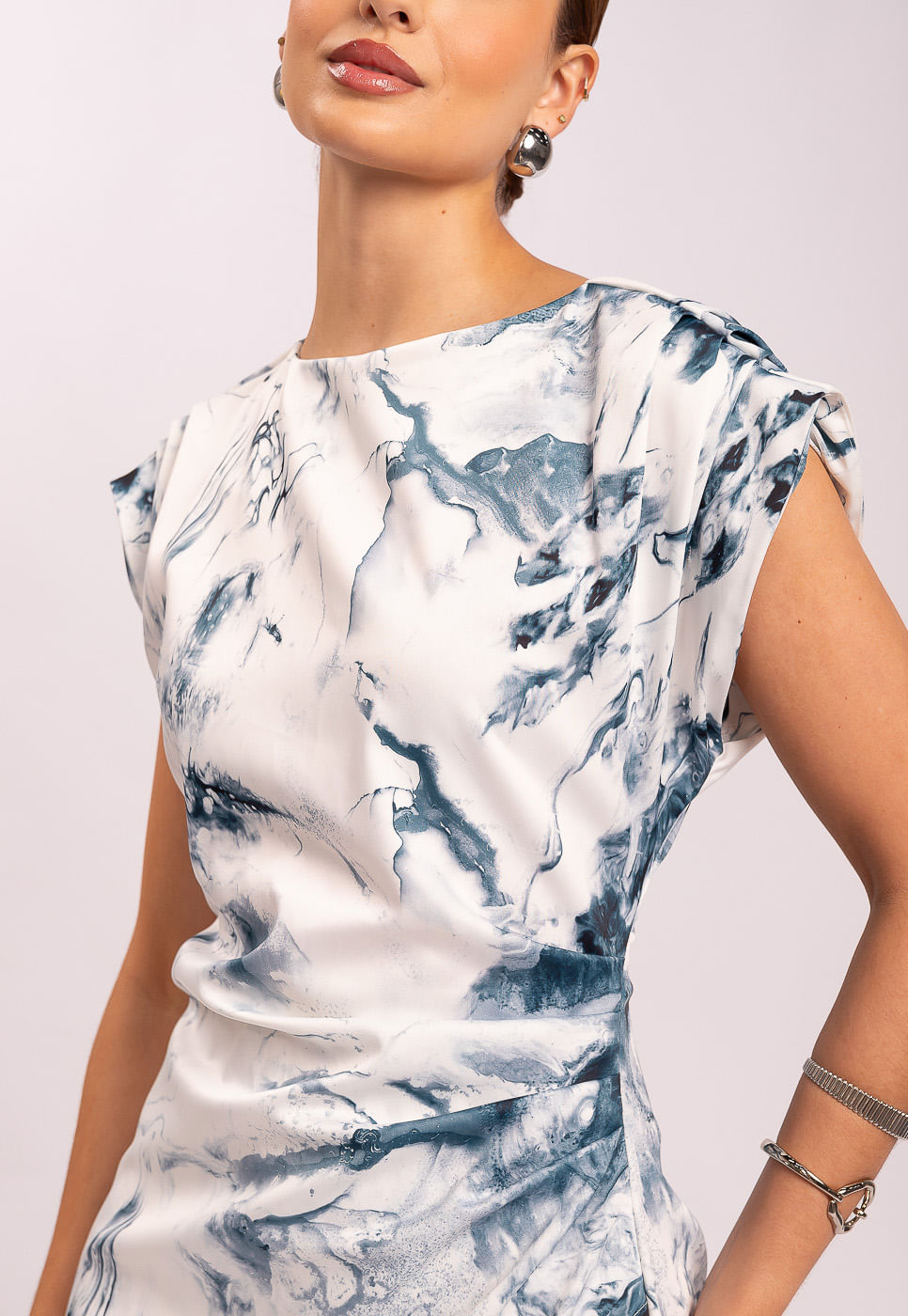 242030741A_VESTIDO-DRAPEADO-EM-TECIDO-ACETINADO-AQUERELADO-AZUL-E-OFF-WHITE_999