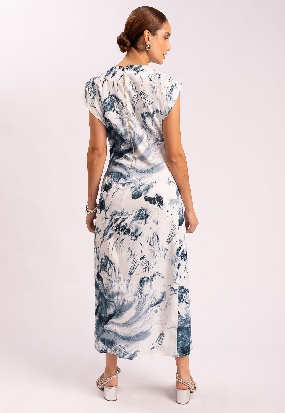 242030741A_VESTIDO-DRAPEADO-EM-TECIDO-ACETINADO-AQUERELADO-AZUL-E-OFF-WHITE_4