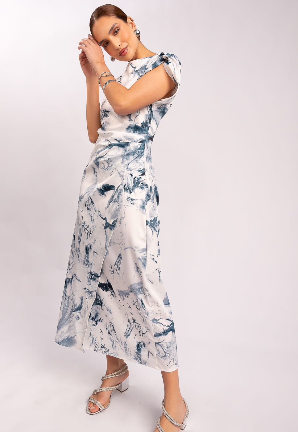 242030741A_VESTIDO-DRAPEADO-EM-TECIDO-ACETINADO-AQUERELADO-AZUL-E-OFF-WHITE_6