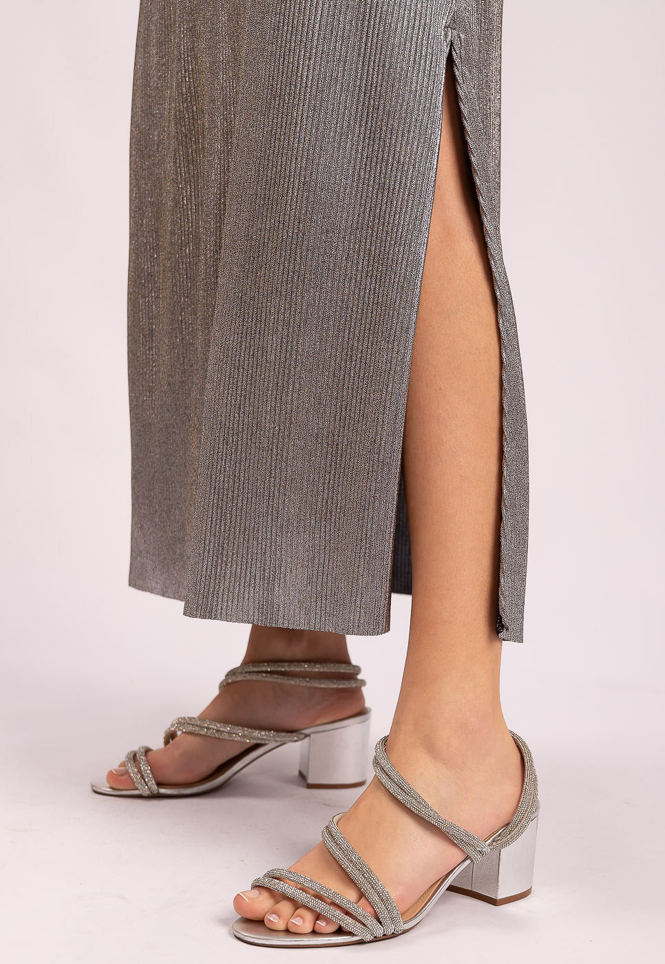 242030744A_VESTIDO-LONGO-EM-MALHA-PLISSADA-PRATA_5