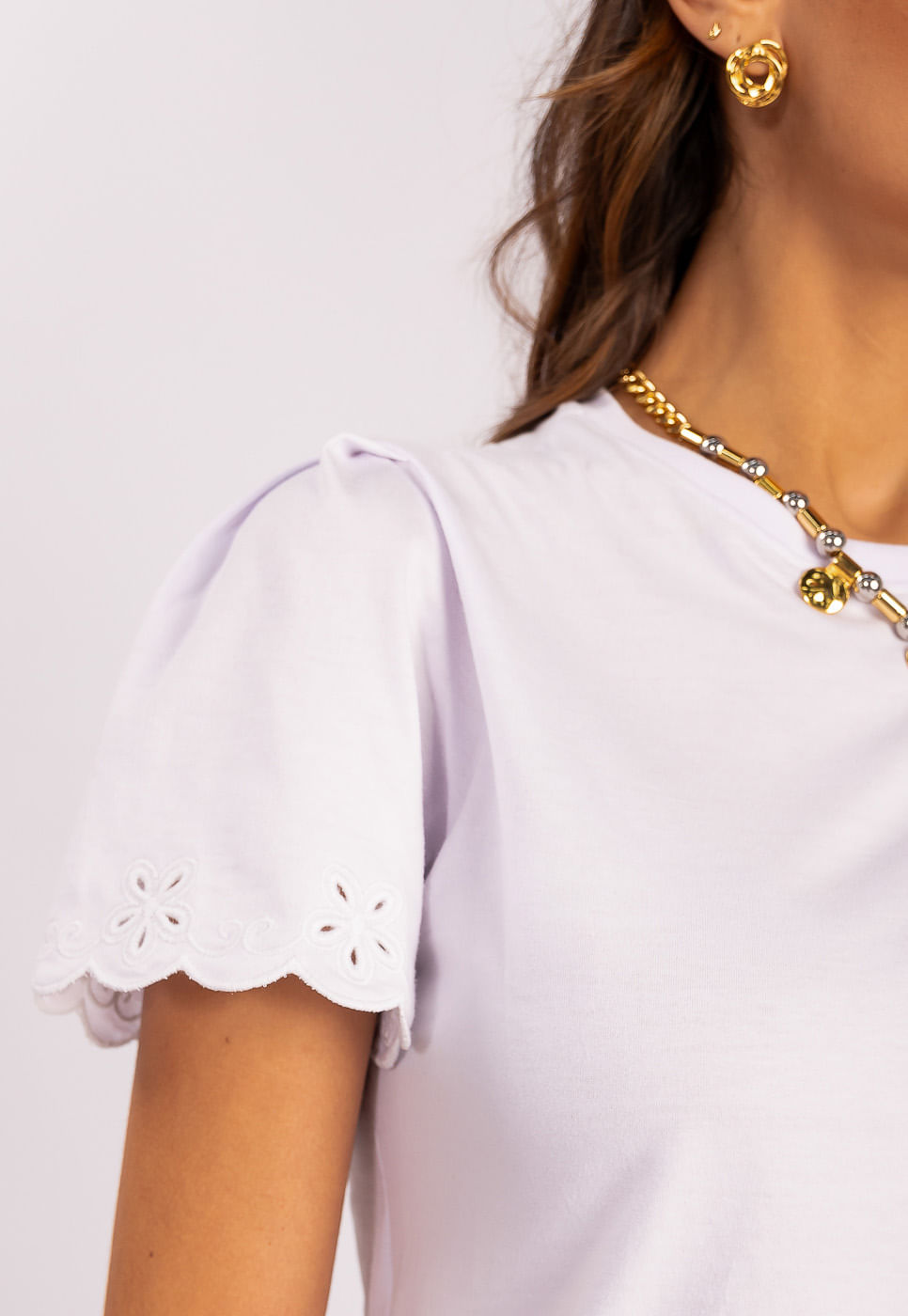 242011270A_BLUSA-COM-BORDADO-NA-MANGA-EM-ALGODAO-BRANCO_2