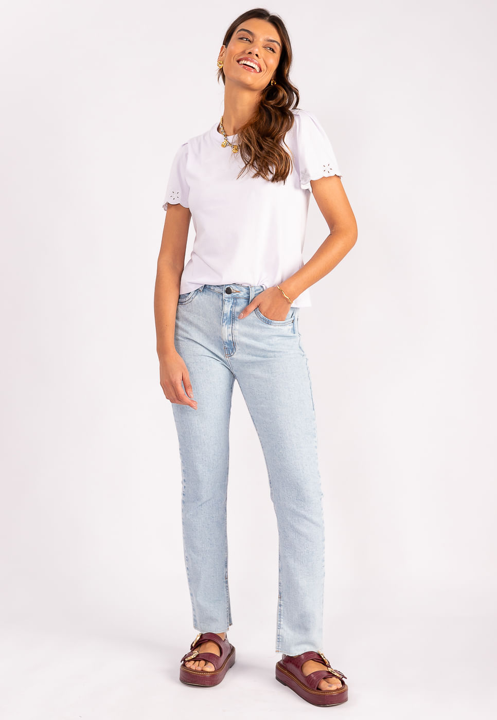 242011270A_BLUSA-COM-BORDADO-NA-MANGA-EM-ALGODAO-BRANCO_999