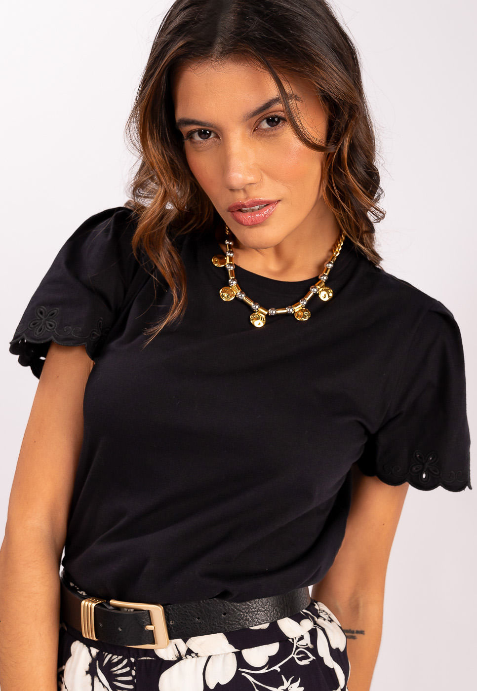242011270B_BLUSA-COM-BORDADO-NA-MANGA-EM-ALGODAO-PRETO_3