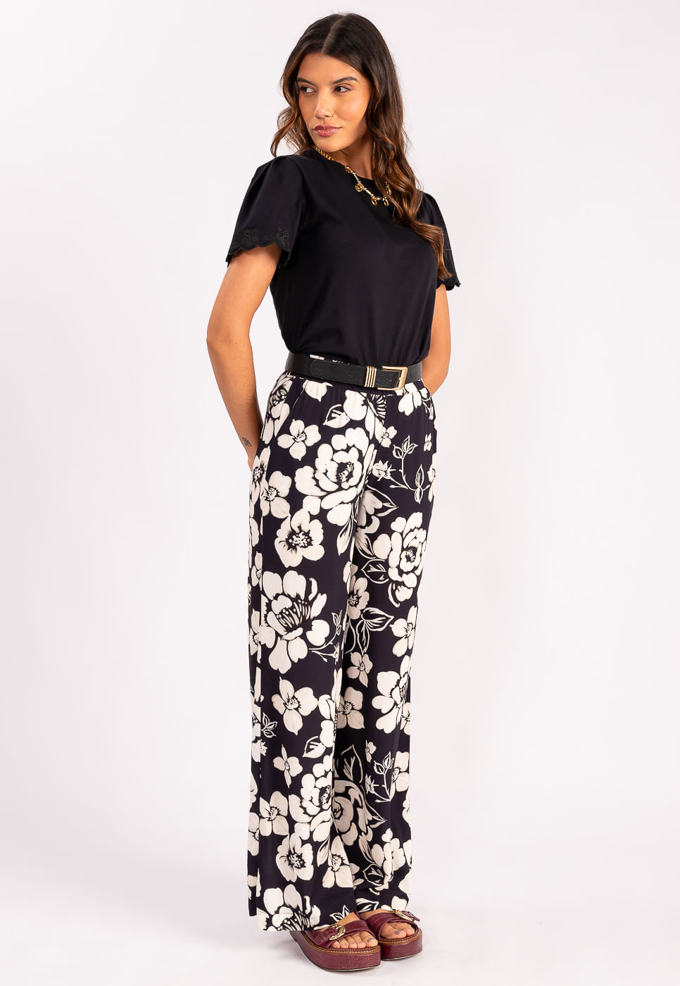 242011270B_BLUSA-COM-BORDADO-NA-MANGA-EM-ALGODAO-PRETO_999