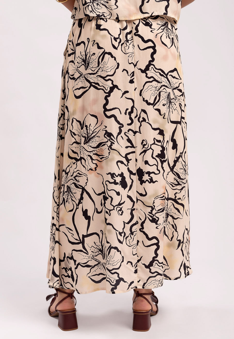 242020226A_SAIA-LONGA-COM-BOLSOS-EM-VISCOSE-FLORAL-AQUARELADO-OFF-WHITE_5
