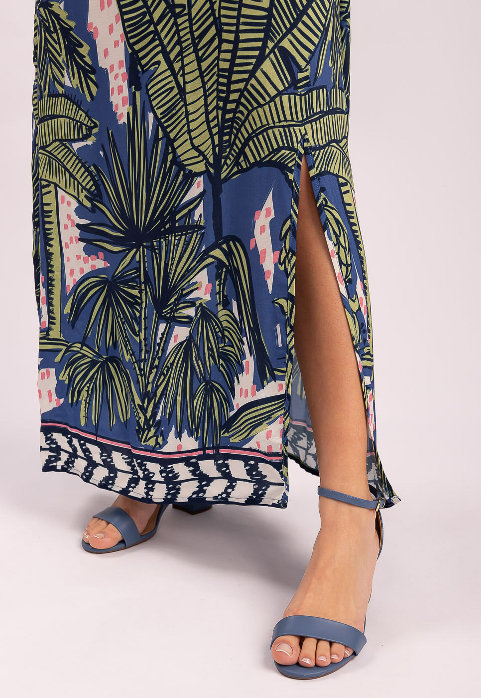 242030752A_VESTIDO-LONGO-MANGA-AMPLA-EM-VISCOSE-COQUEIRO-AZUL-MARINHO_4