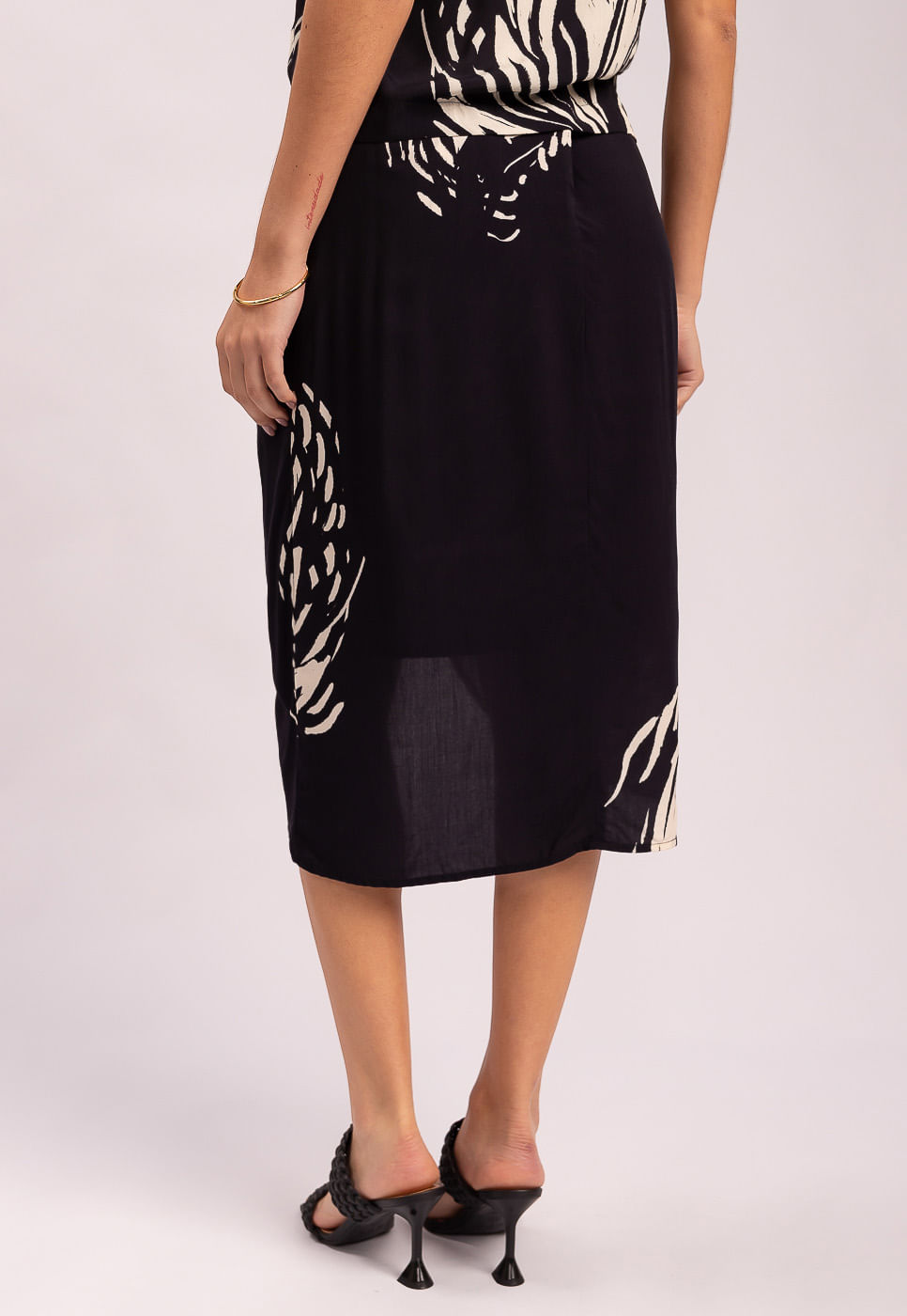 242020224A_SAIA-MIDI-COM-SOBREPOSICAO-EM-VISCOSE-ABSTRATO-MAXI-PRETO_6