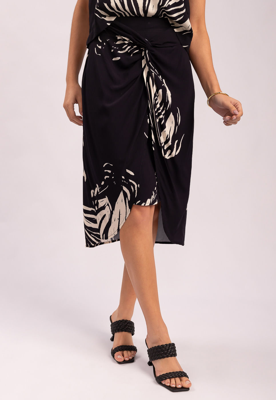 242020224A_SAIA-MIDI-COM-SOBREPOSICAO-EM-VISCOSE-ABSTRATO-MAXI-PRETO_999