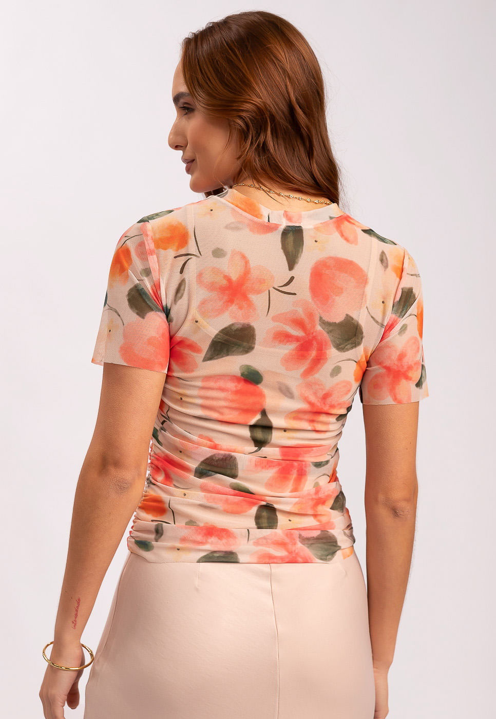 242011302A_BLUSA-COM-FRANZIDO-LATERAL-EM-TULE-FLORAL-AQUARELA-TROPICAL_3