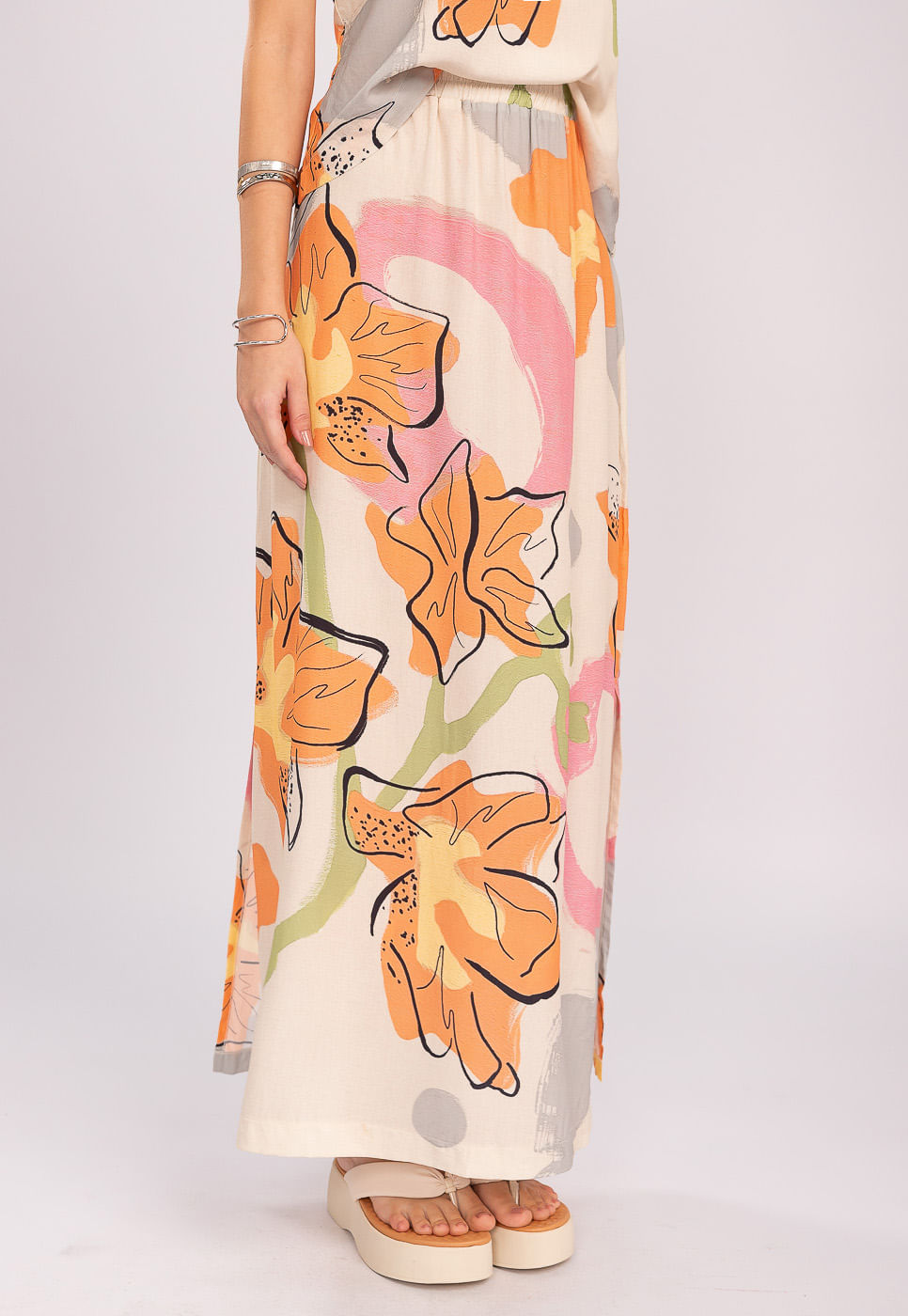 242020237A_SAIA-LONGA-COM-FENDAS-EM-VISCOSE-FLORAL-ABSTRATO_3