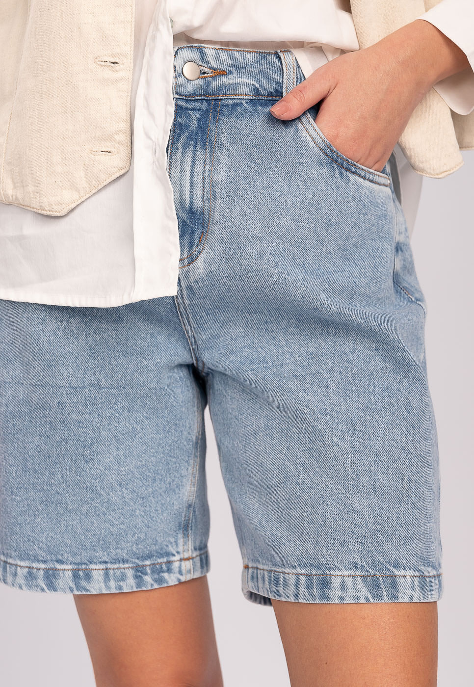 242060136A_BERMUDA-JEANS-CINTURA-ALTA-AZUL-CLARO_4