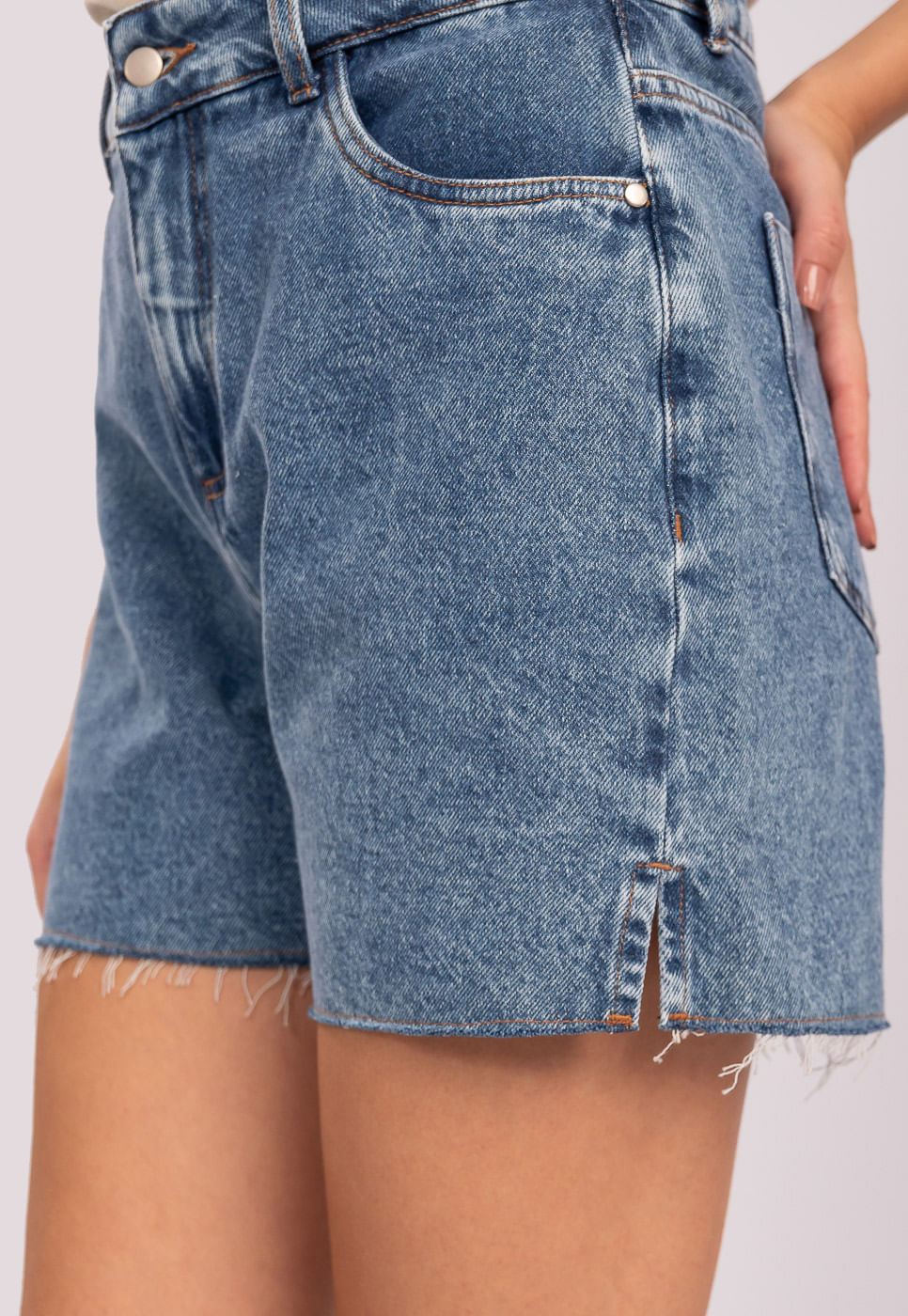 242060135B_SHORT-JEANS-BARRA-A-FIO-AZUL-MEDIO_999