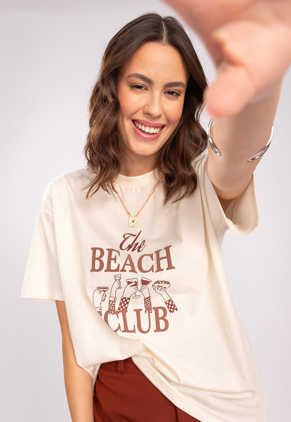 242011281E_T-SHIRT-OVERSIZED-ESTAMPA-BEACH-CLUB-EM-ALGODAO-OFF-WHITE_1