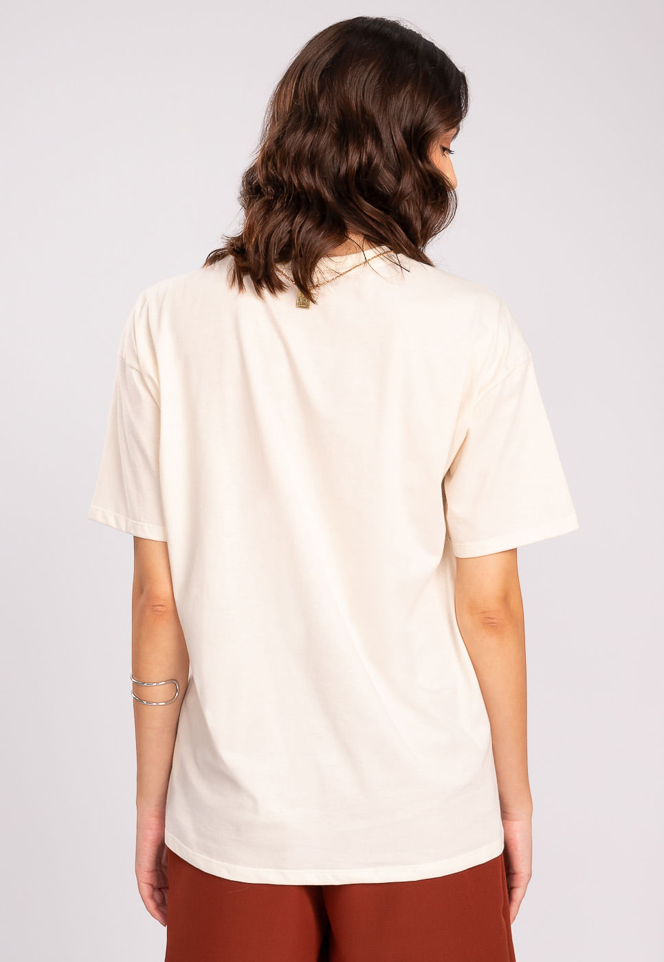 242011281E_T-SHIRT-OVERSIZED-ESTAMPA-BEACH-CLUB-EM-ALGODAO-OFF-WHITE_10