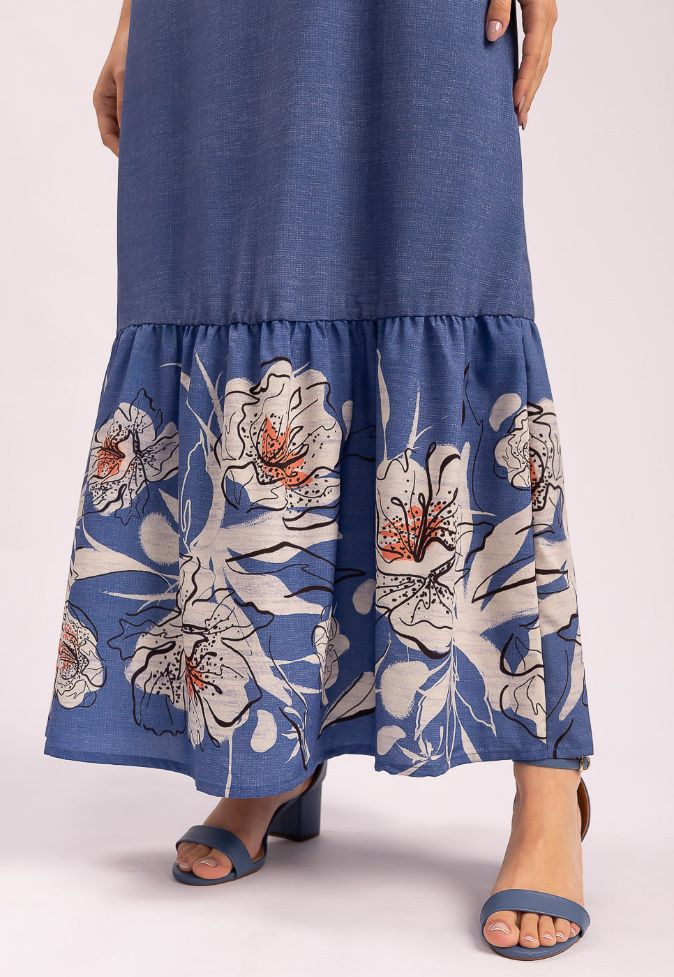 242030757B_VESTIDO-LONGO-COM-RECORTE-NA-BARRA-FLORAL-AZUL_4