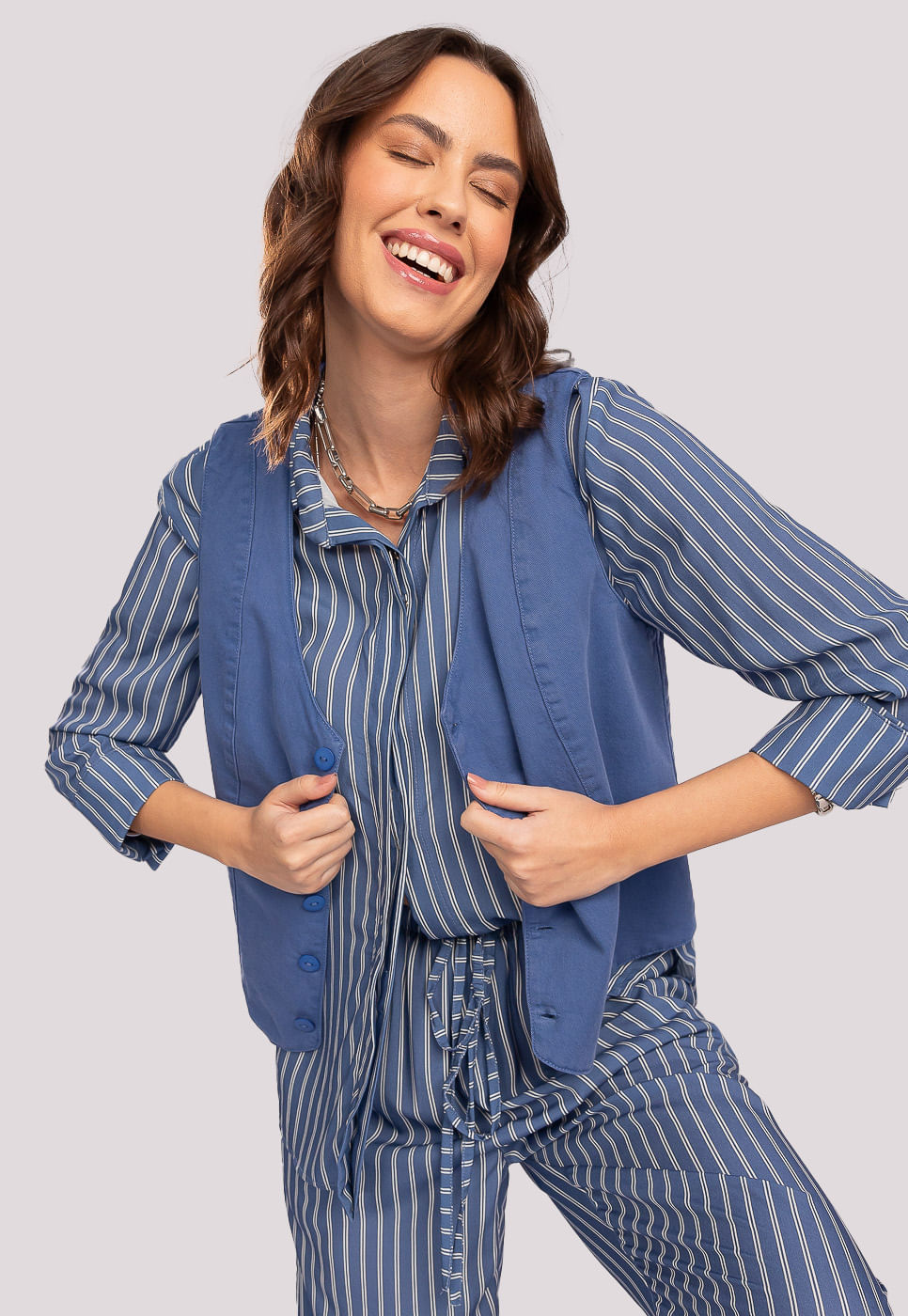 242011300B_CAMISA-LISTRADA-AZUL-EM-VISCOSE_3
