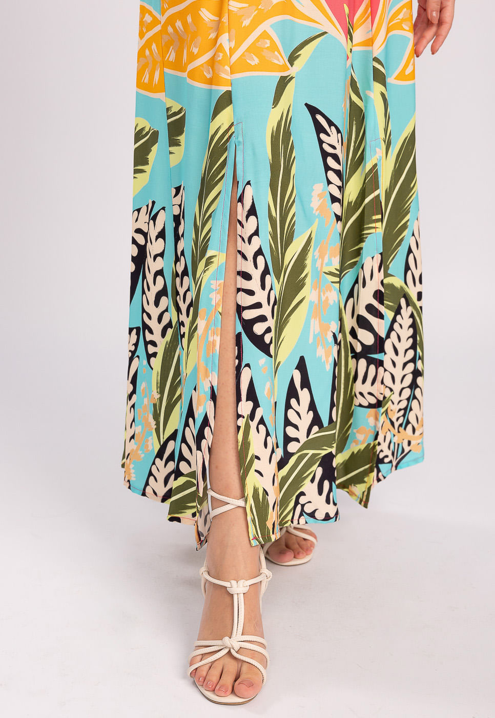 242030773A_VESTIDO-LONGO-COM-FENDAS-EM-VISCOSE-FOLHAGEM-COLORIDA_5