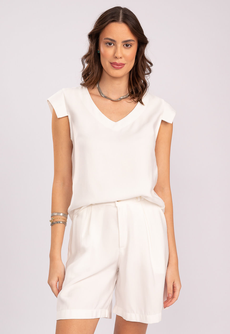 242011287A_BLUSA-COM-DECOTE-V-EM-ALFAIATARIA-OFF-WHITE_5