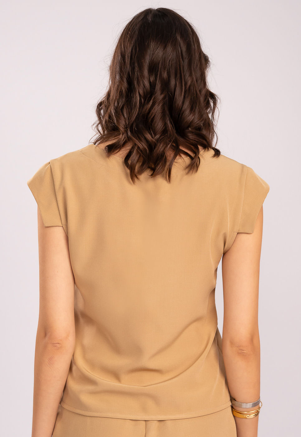 242011287B_BLUSA-COM-DECOTE-V-EM-ALFAIATARIA-BEGE-PALHA_5