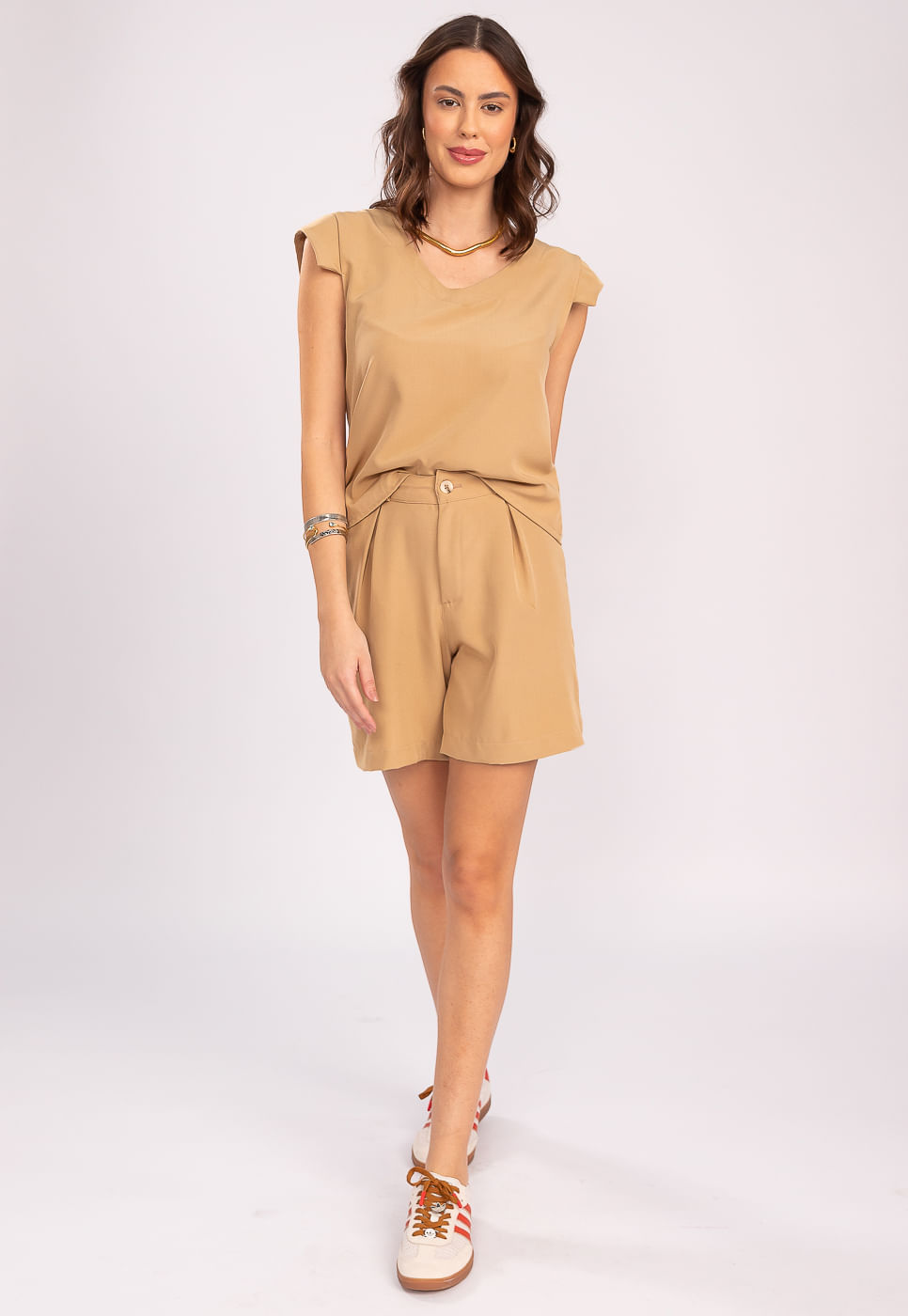 242011287B_BLUSA-COM-DECOTE-V-EM-ALFAIATARIA-BEGE-PALHA_999