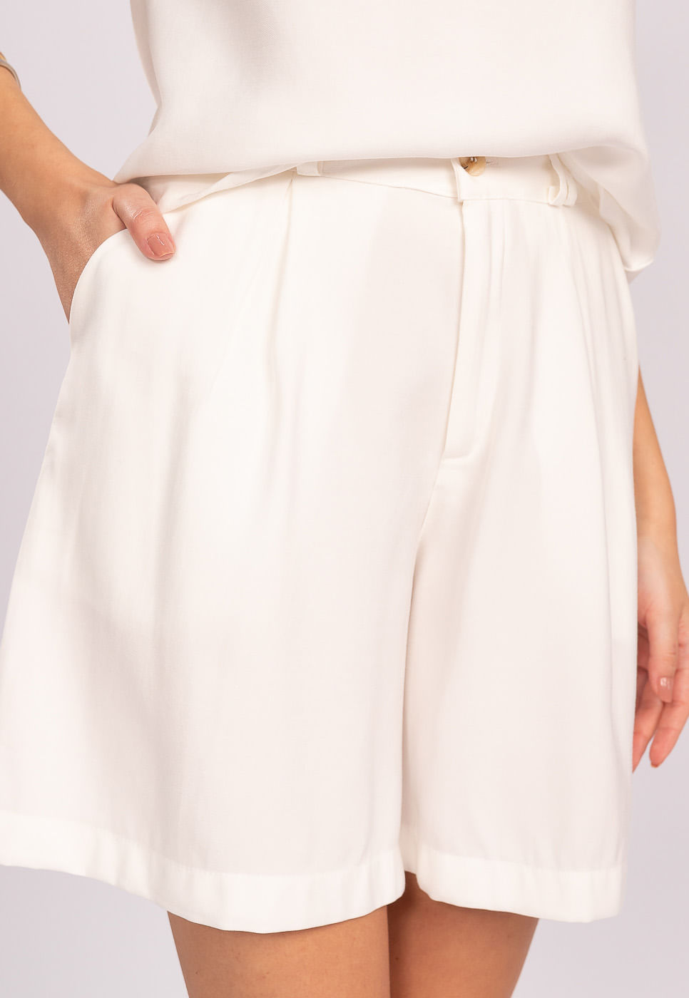 242060145A_BERMUDA-DE-ALFAIATARIA-COM-PREGAS-EM-VISCOSE-OFF-WHITE_4