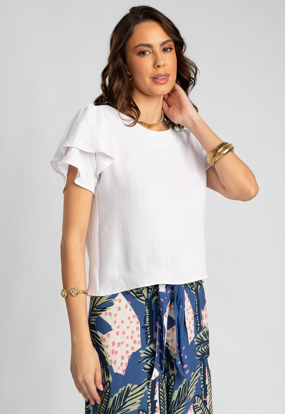 242011286A_BLUSA-COM-MANGA-DE-BABADOS-EM-TECIDO-TEXTURIZADO-BRANCO_2