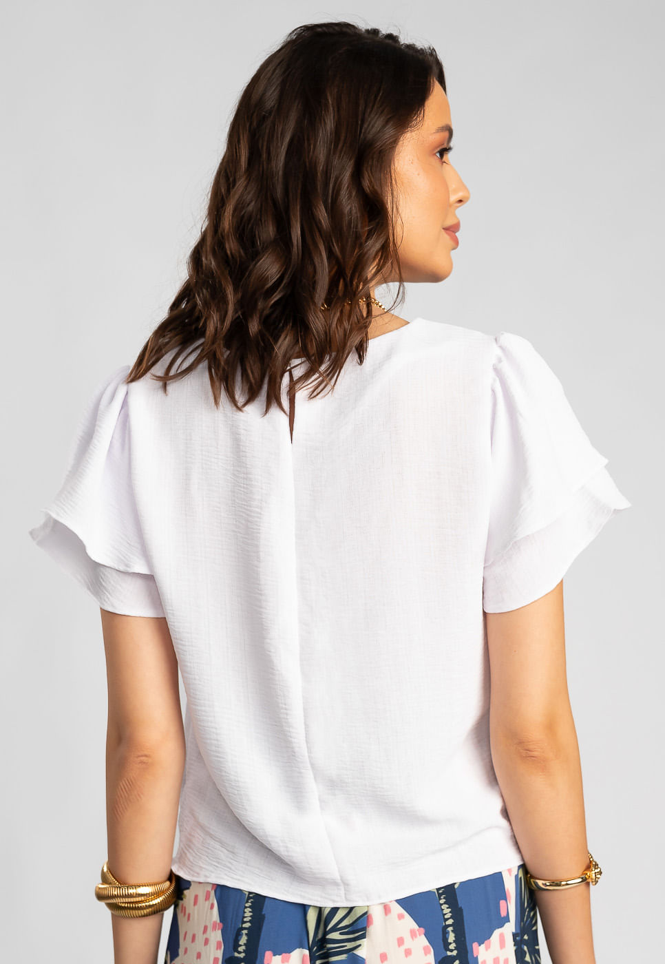 242011286A_BLUSA-COM-MANGA-DE-BABADOS-EM-TECIDO-TEXTURIZADO-BRANCO_3