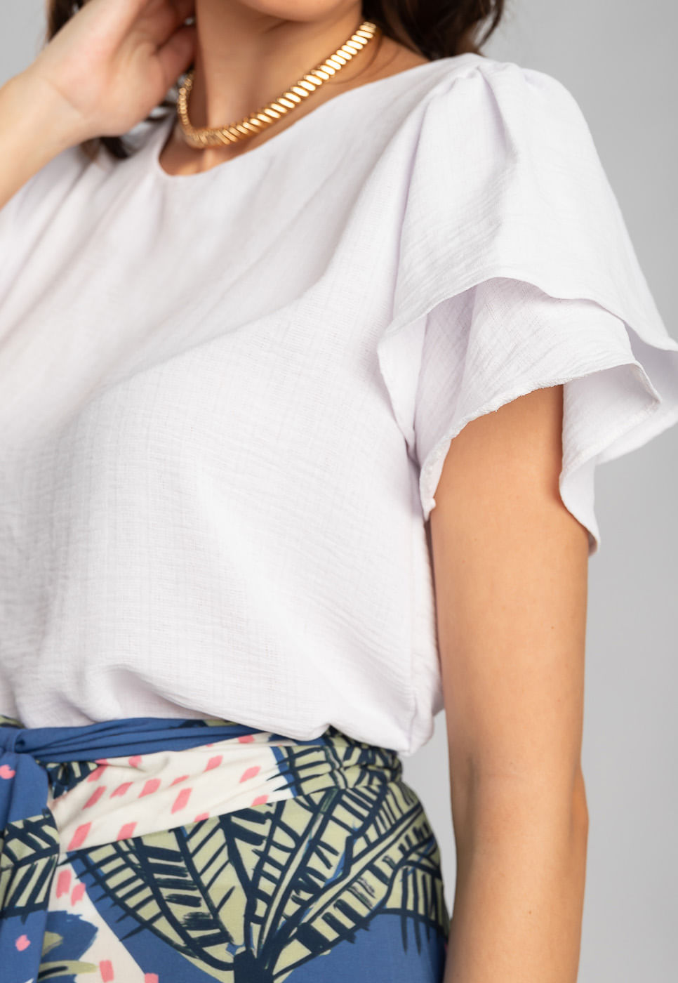242011286A_BLUSA-COM-MANGA-DE-BABADOS-EM-TECIDO-TEXTURIZADO-BRANCO_6