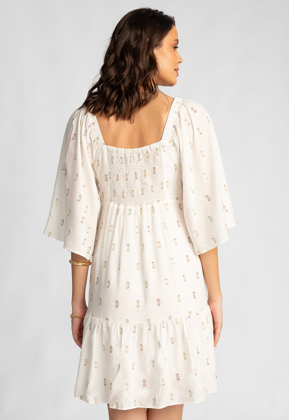 242030766A_VESTIDO-CURTO-COM-MANGA-AMPLA-EM-TECIDO-PLANO-COM-BRILHO-OFF-WHITE_999
