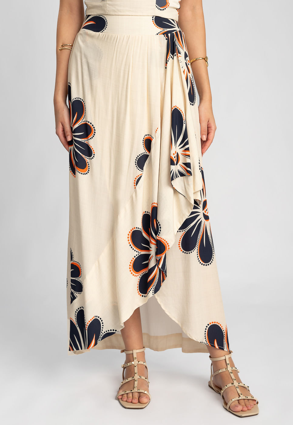 242020228A_SAIA-LONGA-COM-TRANSPASSE-EM-VISCOSE-FLORAL-MARINHO-E-BEGE_3