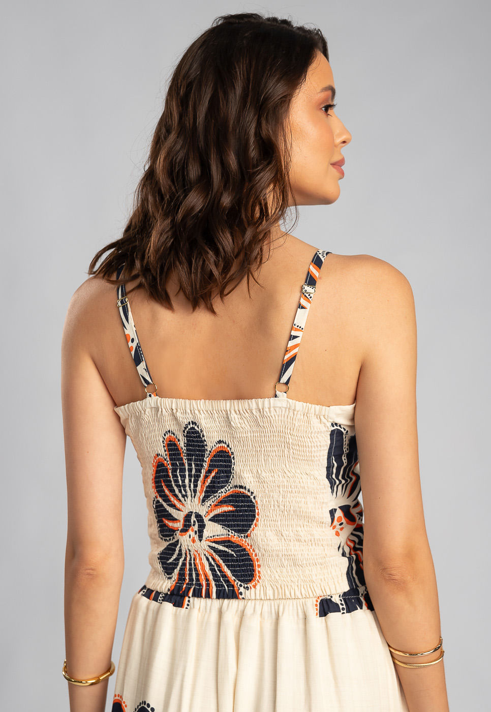 242011283A_BLUSA-CROPPED-DE-ALCA-EM-VISCOSE-FLORAL-MARINHO-E-BEGE_4