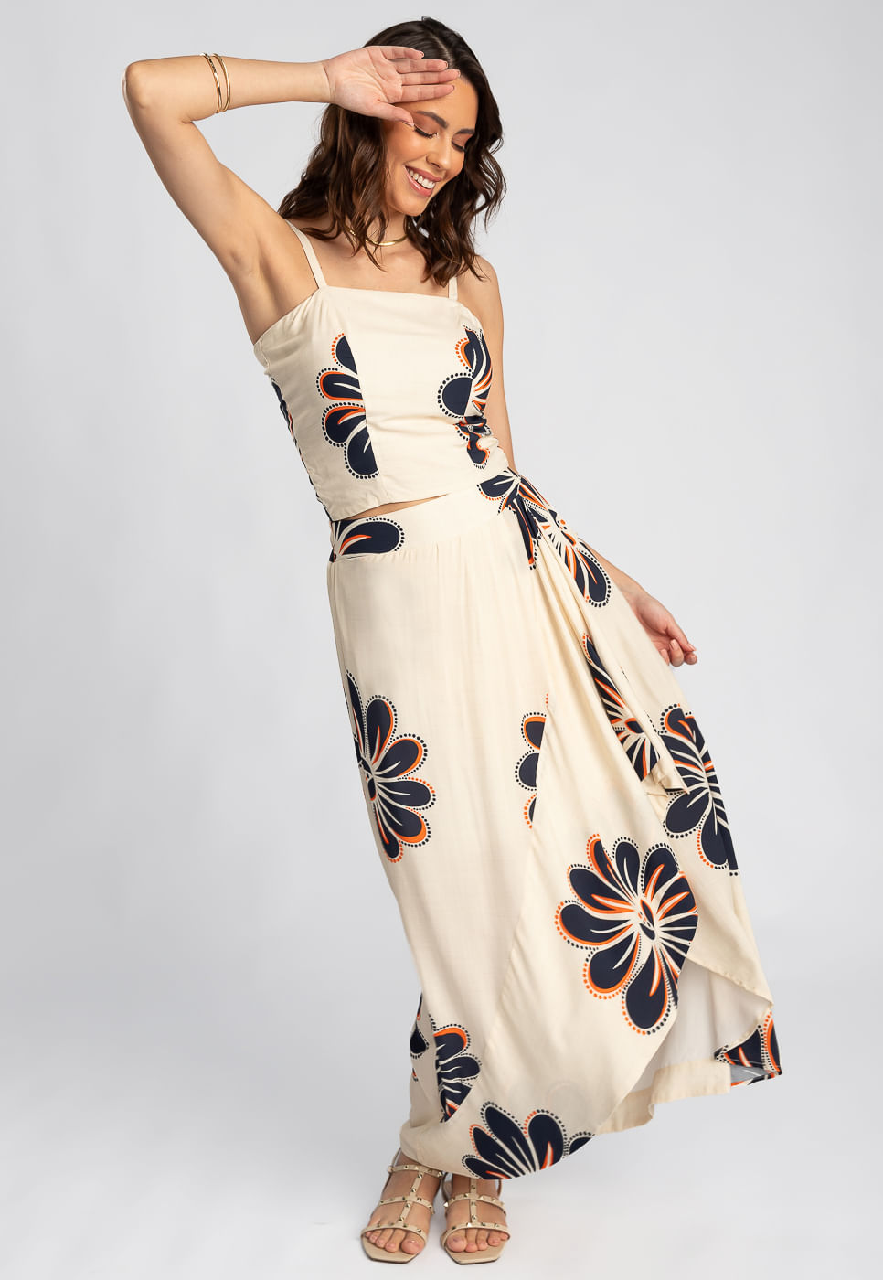 242011283A_BLUSA-CROPPED-DE-ALCA-EM-VISCOSE-FLORAL-MARINHO-E-BEGE_999