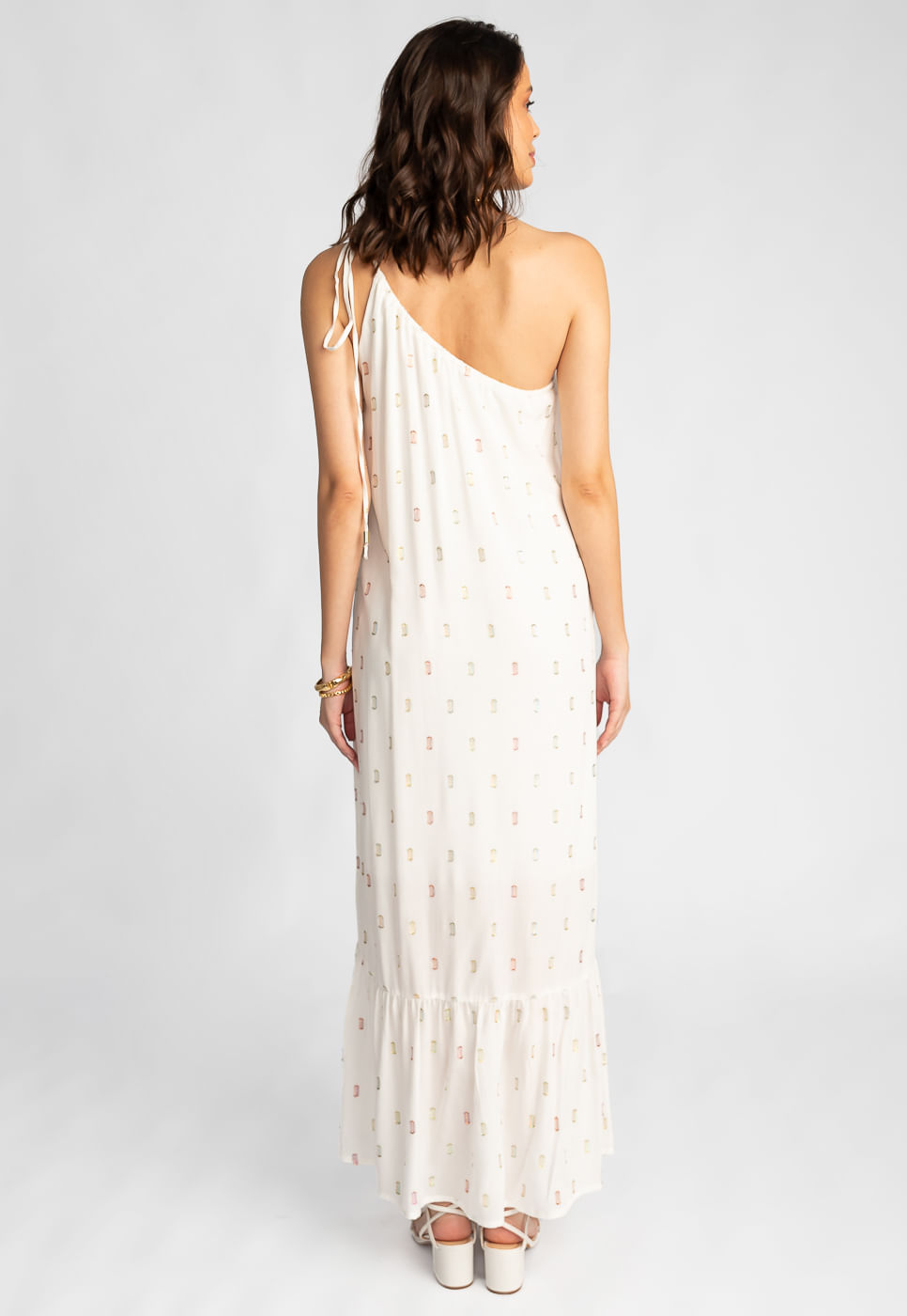 242030765A_VESTIDO-LONGO-OMBRO-UNICO-EM-TECIDO-PLANO-COM-BRILHO-OFF-WHITE_3