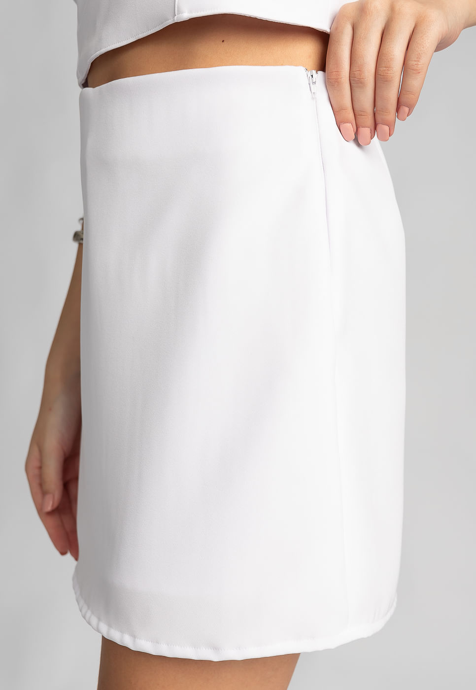 242060150A_SHORT-SAIA-CINTURA-ALTA-EM-ALFAIATARIA-BRANCA_2