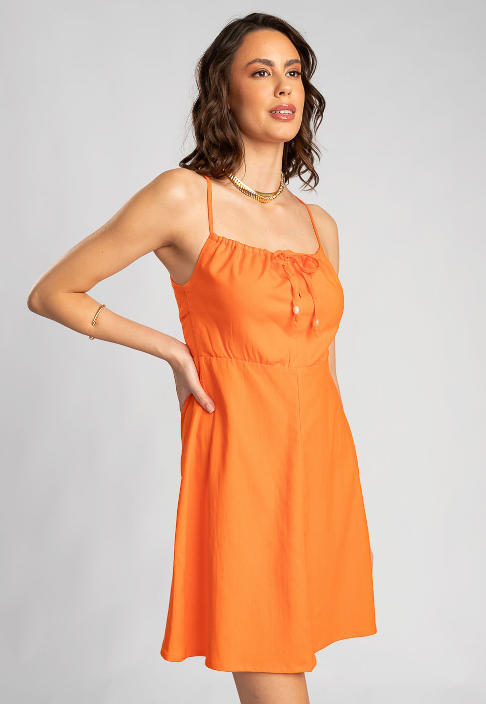 242030768B_VESTIDO-CURTO-COM-AMARRACAO-NAS-COSTAS-EM-VISCOLINHO-LARANJA_2