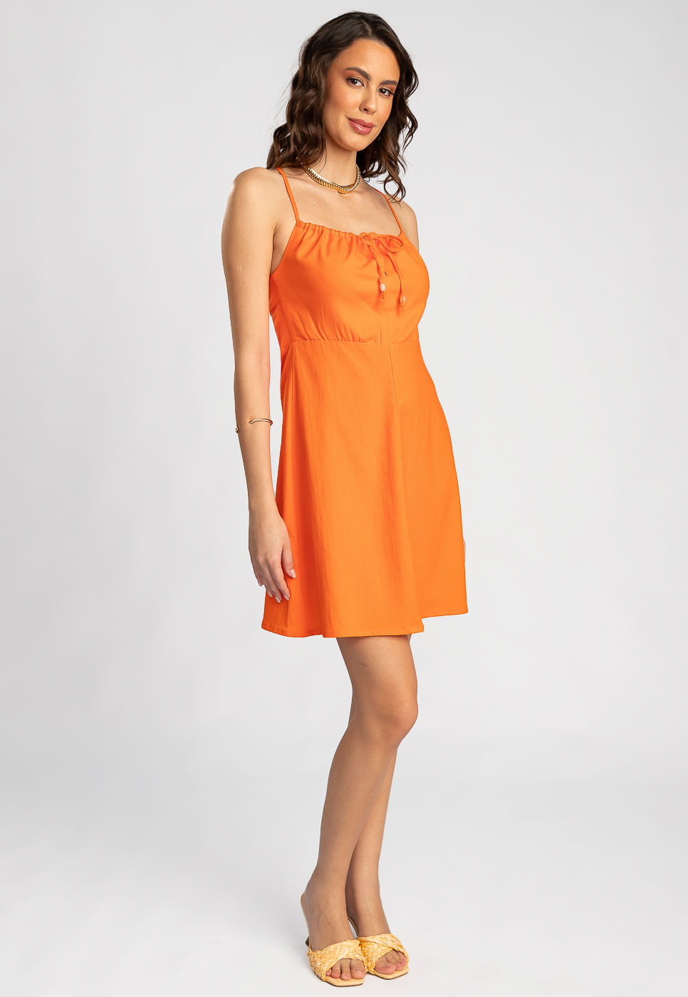 242030768B_VESTIDO-CURTO-COM-AMARRACAO-NAS-COSTAS-EM-VISCOLINHO-LARANJA_3