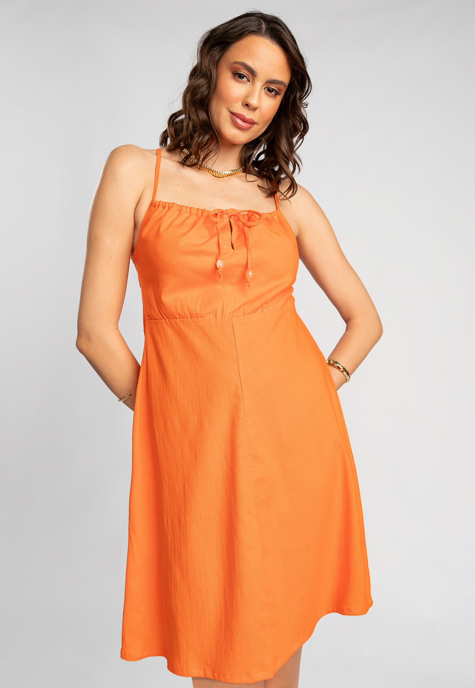 242030768B_VESTIDO-CURTO-COM-AMARRACAO-NAS-COSTAS-EM-VISCOLINHO-LARANJA_5