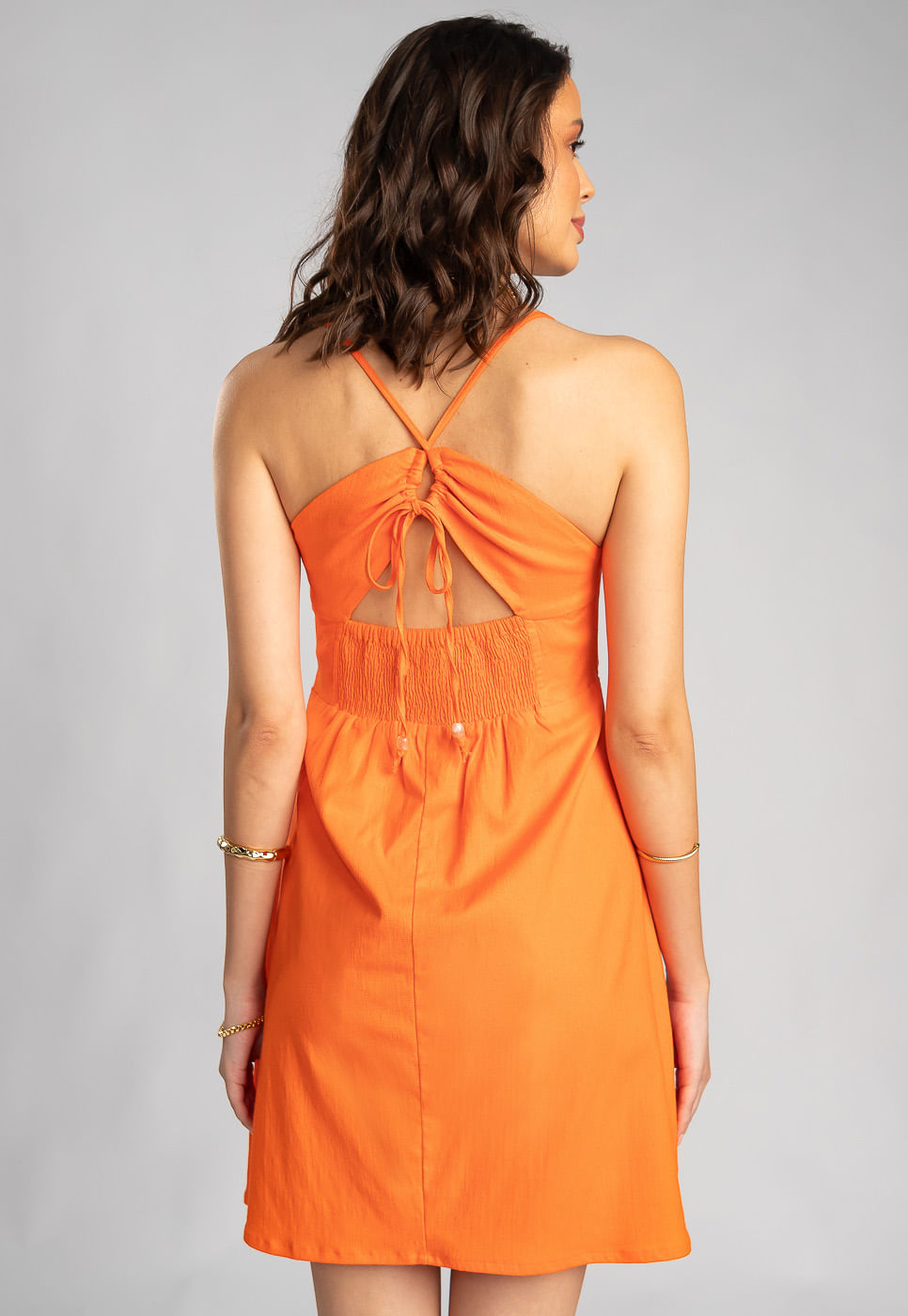 242030768B_VESTIDO-CURTO-COM-AMARRACAO-NAS-COSTAS-EM-VISCOLINHO-LARANJA_999