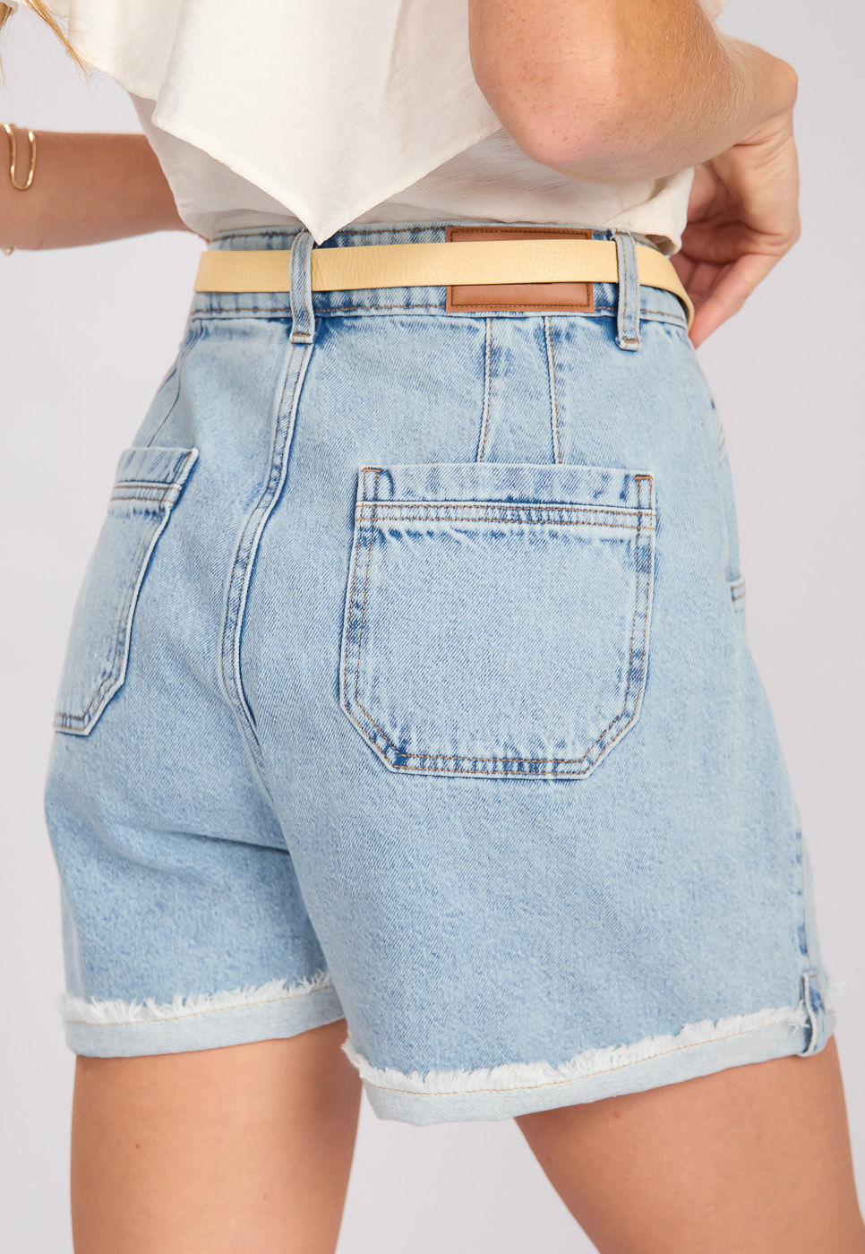 242060140A_SHORT-COM-BOLSO-FRONTAIS-EM-JEANS-DE-ALGODAO-AZUL-CLARO_5