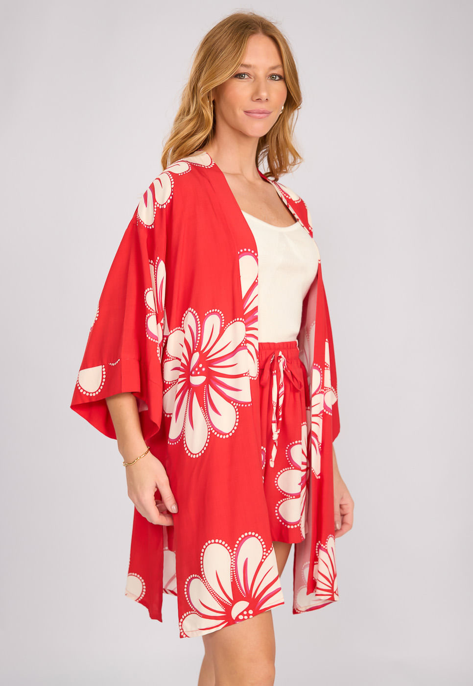 242080225A_KIMONO-ALONGADO-EM-VISCOSE-FLORAL-ORNAMENTAL-VERMELHO_3