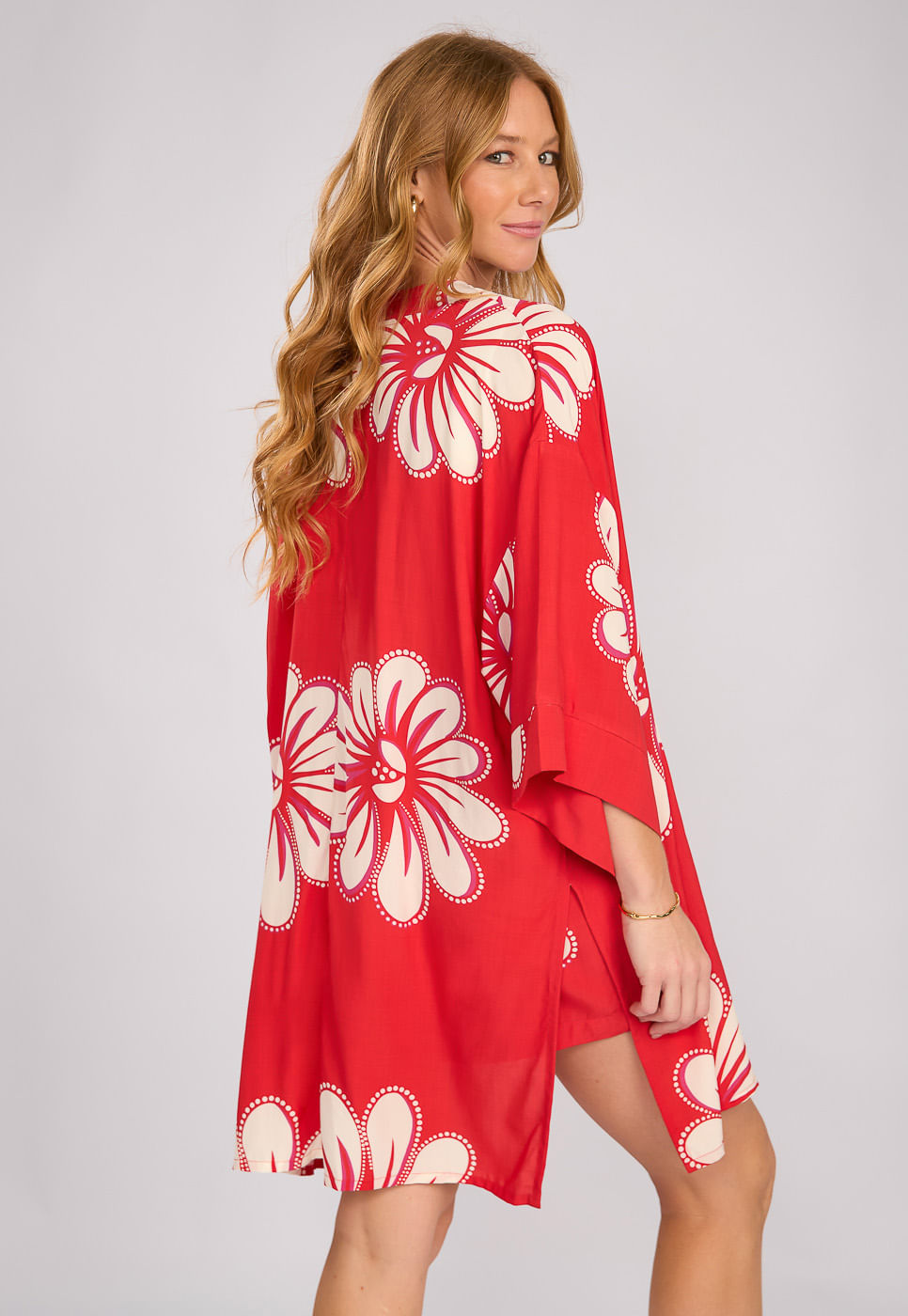 242080225A_KIMONO-ALONGADO-EM-VISCOSE-FLORAL-ORNAMENTAL-VERMELHO_999