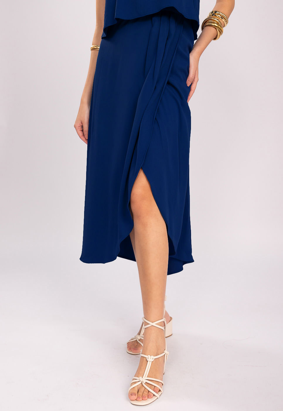 242030764B_VESTIDO-MIDI-COM-BABADO-E-TRANSPASSE-EM-VISCOSE-AZUL_5