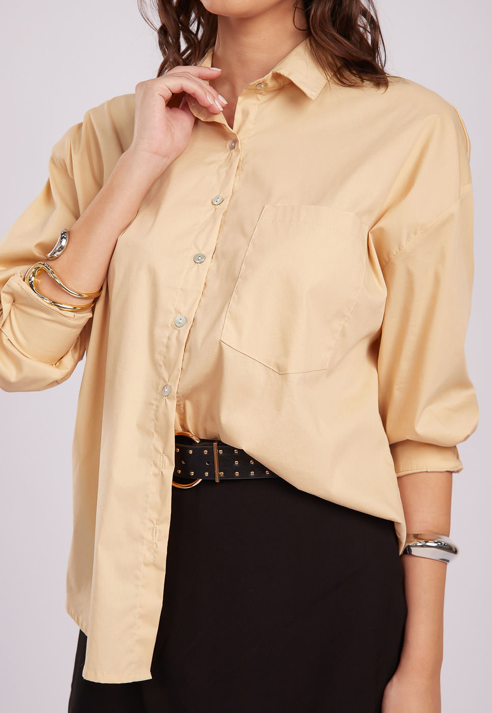 251011003B_CAMISA-OVERSIZED-ALFAIATARIA-BEGE_3