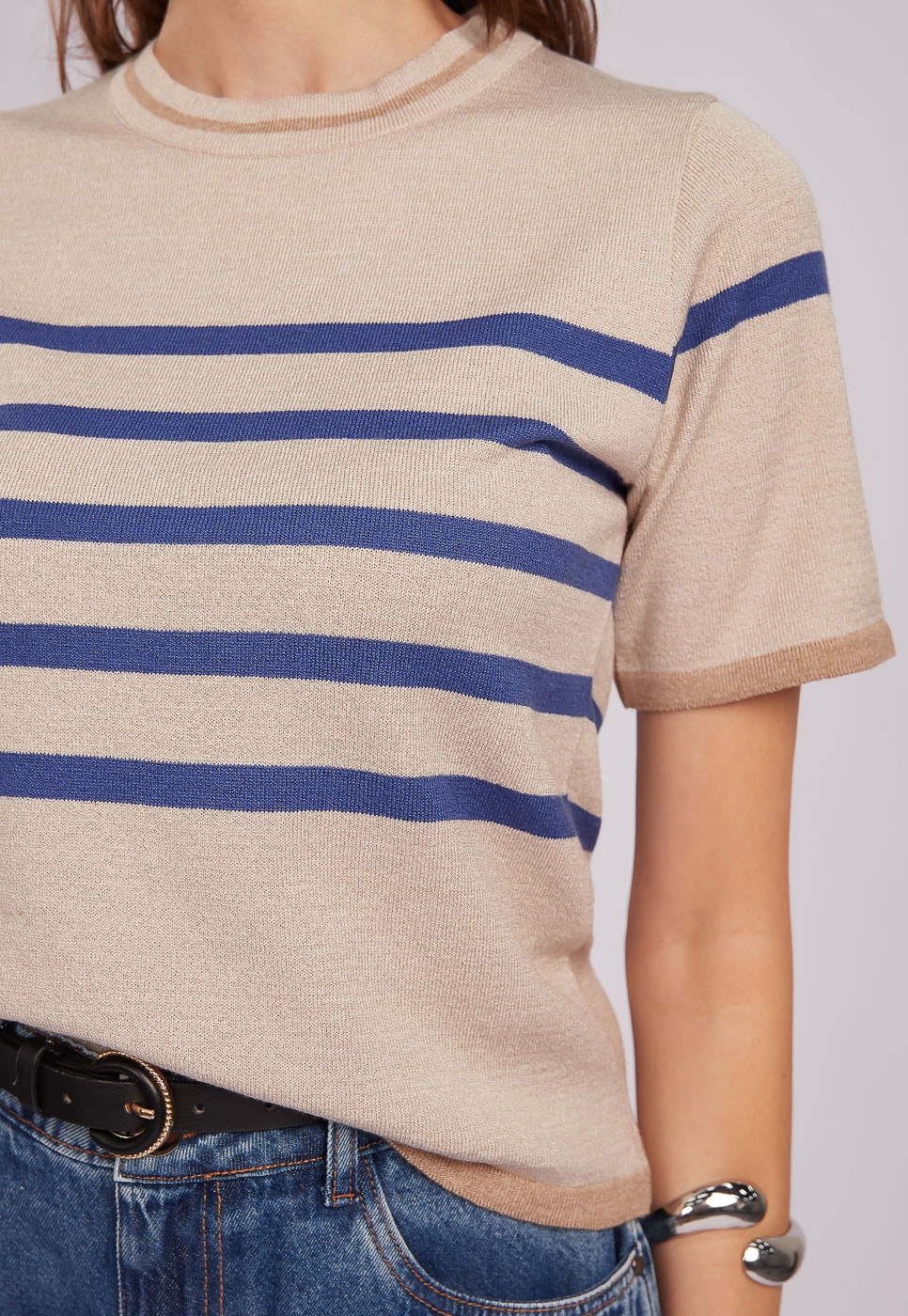 251011011B_BLUSA-MANGA-CURTA-LISTRADA-EM-TRICOT-BEGE_5