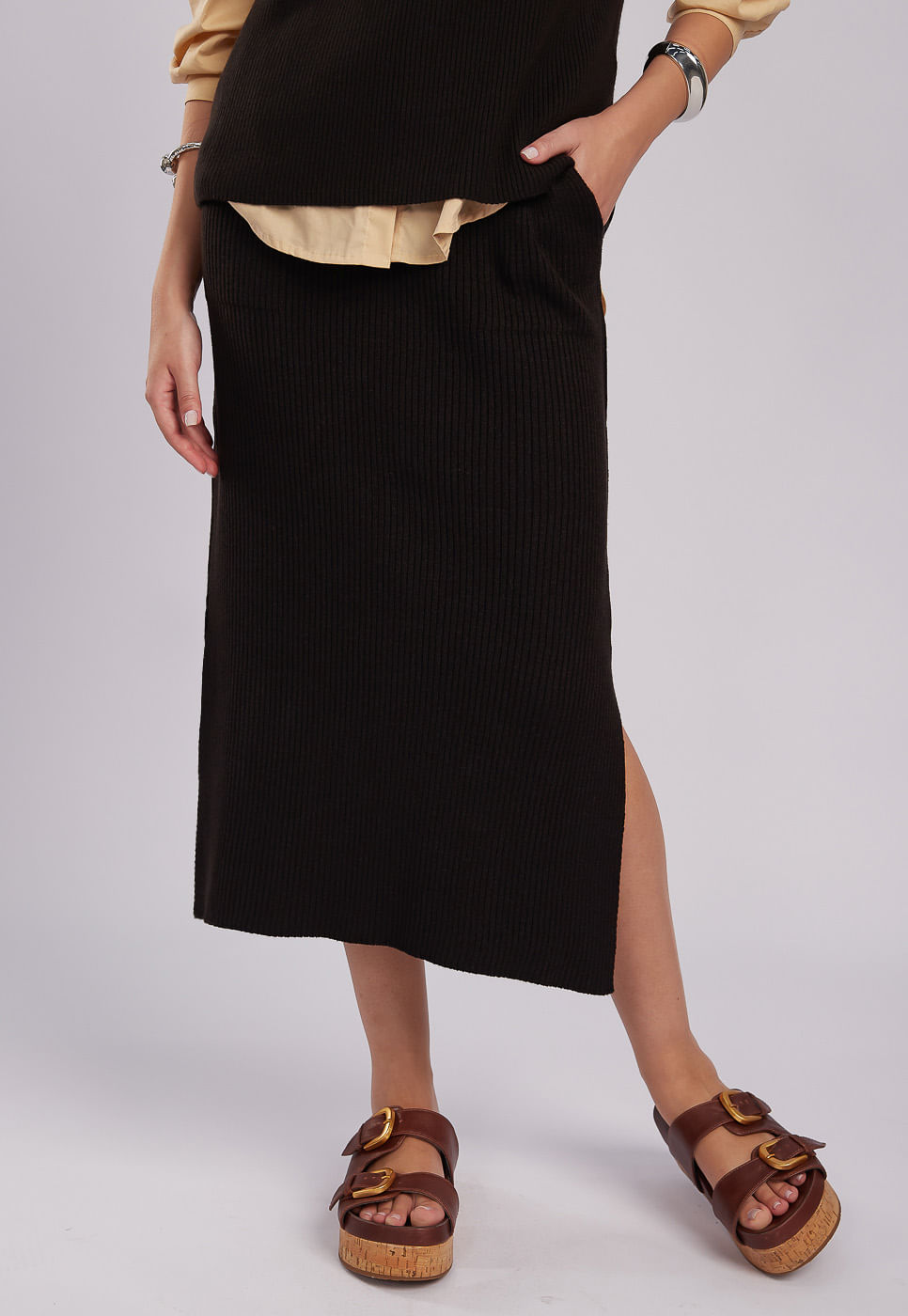 251020004B_SAIA-MIDI-CANELADA-EM-TRICOT-PRETO_999