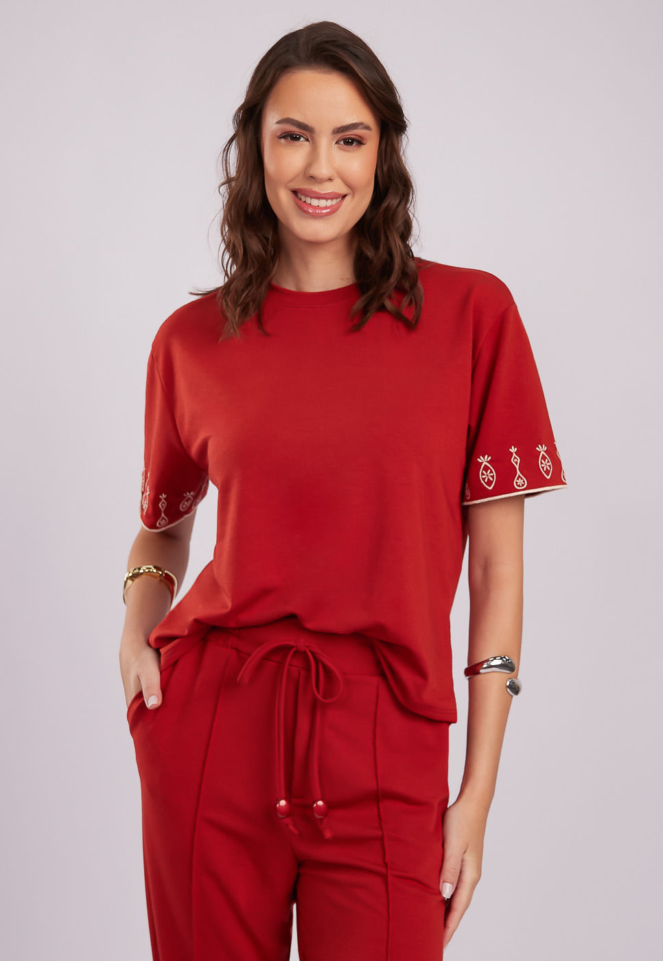 251011005A_BLUSA-MANGA-CURTA-EM-MOLETINHO-COM-BORDADO-NAS-MANGAS_3