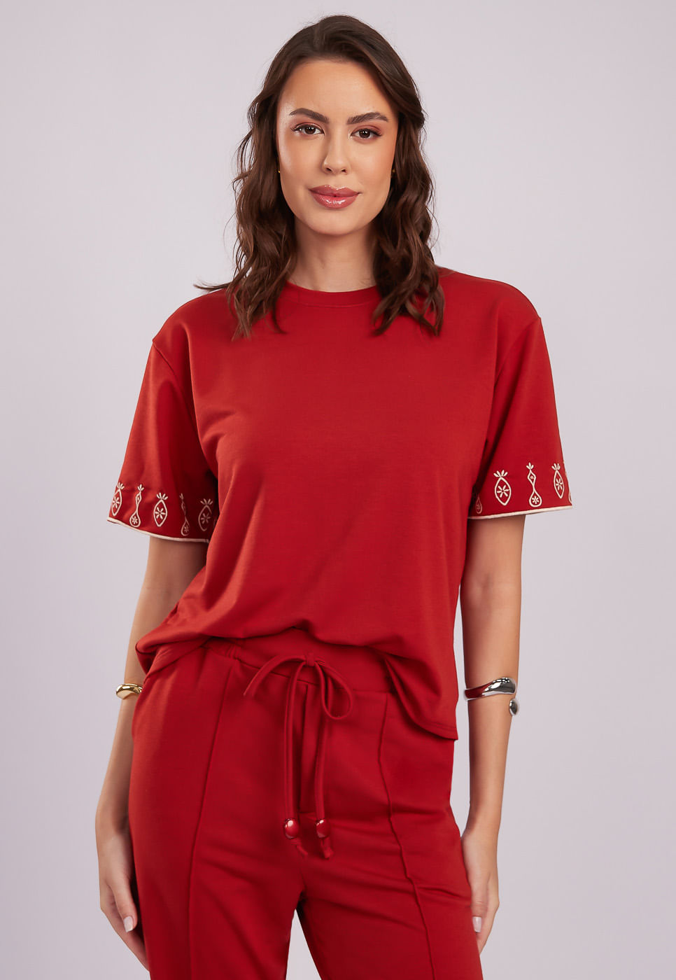 251011005A_BLUSA-MANGA-CURTA-EM-MOLETINHO-COM-BORDADO-NAS-MANGAS_4